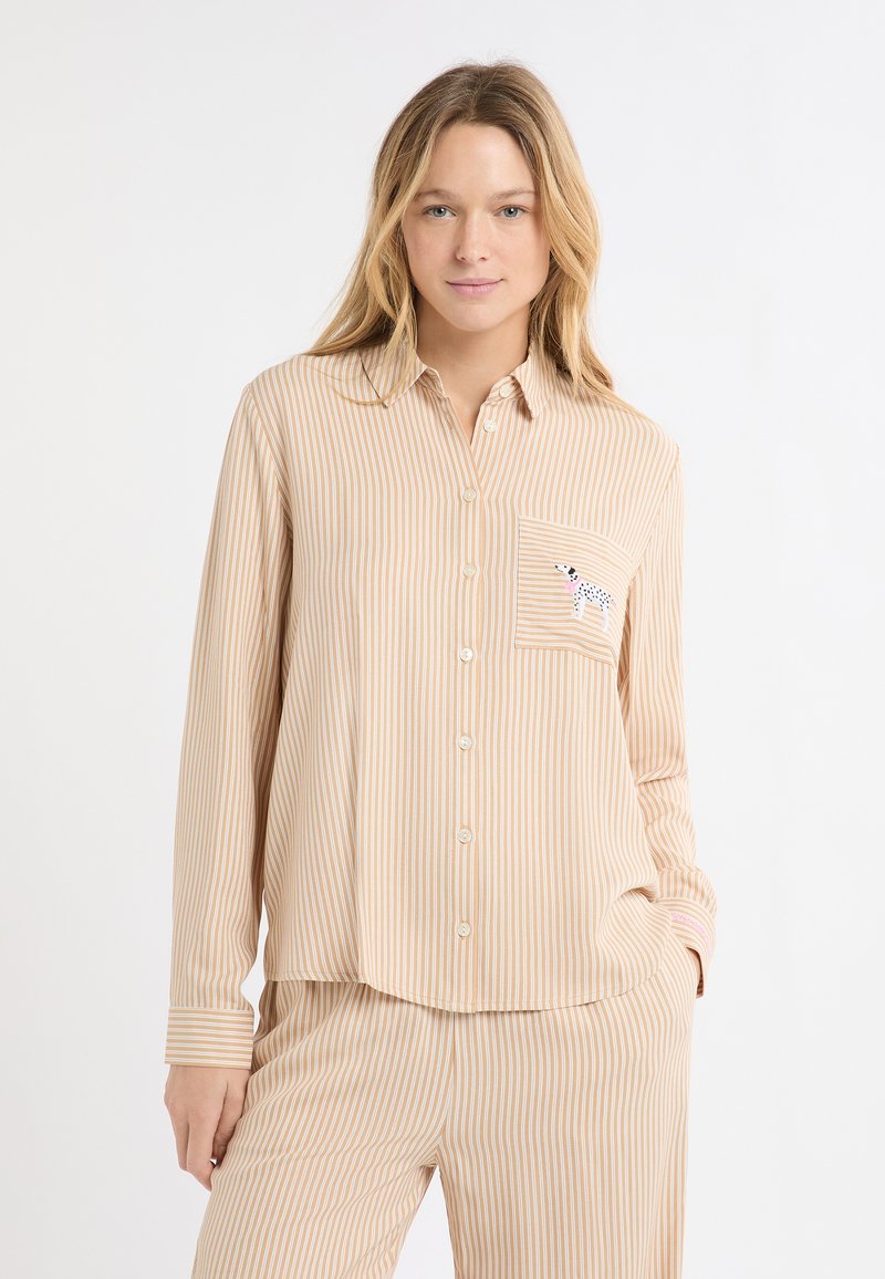 Beżowa, paskowana koszula zapinana na guziki z długimi rękawami i kieszenią na piersi ozdobioną haftem psa. Miękki materiał o luźnym kroju.