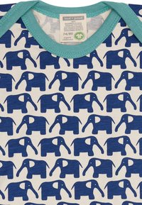 Biologisch katoenen shirt met een witte achtergrond en herhaalde blauwe olifantenpatronen. De halslijn is in een effen turquoise kleur.