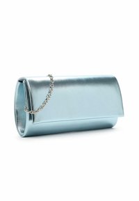 Pochette métallique bleu clair avec fermeture à rabat et courte chaîne argentée sur fond blanc.