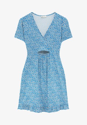 Robe fleurie bleue avec un col en V, des manches courtes et un détail découpé sous la poitrine. Elle est faite d'un tissu léger et à motifs.