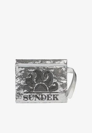 Borsa pochette argentata con paillettes, con un logo a forma di nuvola nera e il testo "SUNDEK." Include un cinturino da polso argentato e una chiusura a zip.