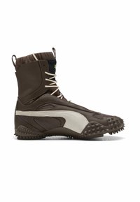 Botas deportivas marrones con parte superior de cuero texturizado, acento blanco, cuello acolchado y suela de goma con clavos. Presenta cierre de cordones y paneles de malla.