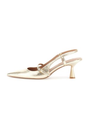 Gouden metallic slingback pump met spits toelopende neus, een uitlopende mid-hak en een verstelbare gesp op een witte achtergrond.