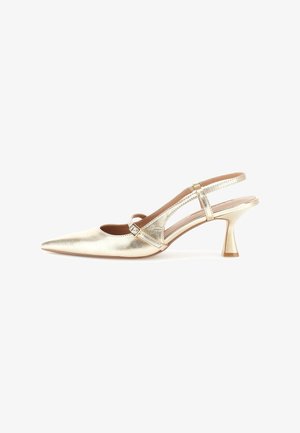 Décolleté slingback a punta in metallo dorato con tacco svasato di media altezza e cinturino regolabile con fibbia su sfondo bianco.