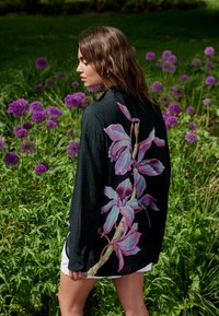 Next LONG SLEEVE - REGULAR FIT - Nööpidega pluus - navy pink floral placement print