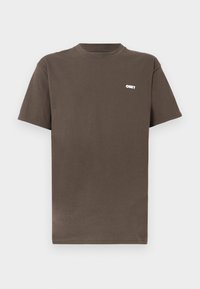 Brun bomulds T-shirt med rund hals og korte ærmer. Har et lille hvidt "OBEY" logo på øverste venstre brystområde.