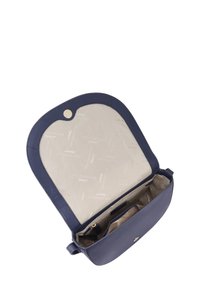 Navy leren handtas met een ronde flap, contrasterende gouden hardware en een beige interieur met een logopatroon. Inclusief een binnenzak.