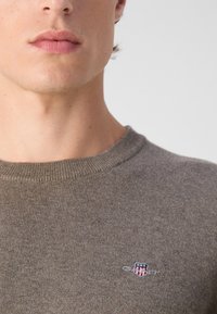 GANT Strikkegenser - dark hazelnut melange