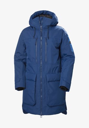 Chaqueta aislante azul con capucha, cremallera frontal, dos grandes bolsillos frontales, puños elásticos y una textura lisa y resistente al agua.