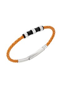 Pulsera trenzada de cuero marrón claro con un centro curvado de plata y acentos de goma negra. Cuenta con herrajes metálicos para el cierre.