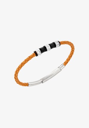 Pulsera trenzada de cuero marrón claro con un centro curvado de plata y acentos de goma negra. Cuenta con herrajes metálicos para el cierre.