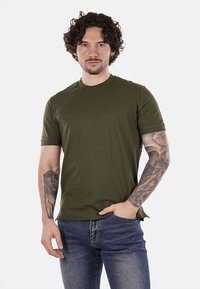 T-shirt verde oliva a maniche corte in un tessuto morbido con scollatura rotonda, completo di una vestibilità slim e dettagli di cucitura discreti.