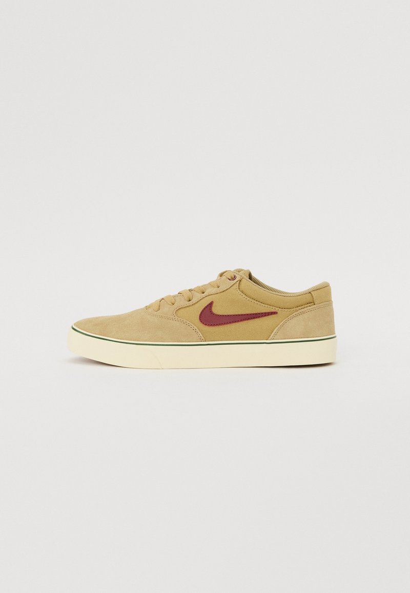 Baskets basses en daim et tissu beige avec le logo Nike bordeaux et une semelle écrue bordée de vert, vues de profil.