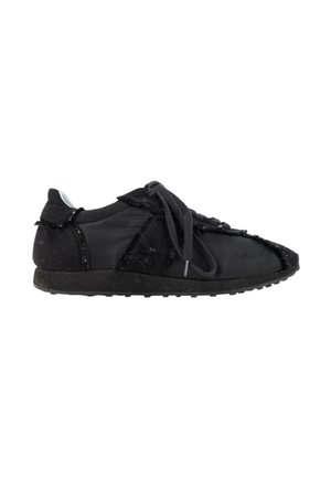 Czarny casualowy sneaker wykonany z materiału i tworzyw syntetycznych, z postrzępionymi krawędziami i związanymi sznurowadłami na teksturowanej podeszwie, pokazany z boku.