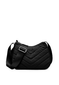 Černá prošívaná kabelka na rameno s zakřiveným tvarem, svislým chevron vzorem a nastavitelným popruhem. Obsahuje kovovou sponu a detail s logem.