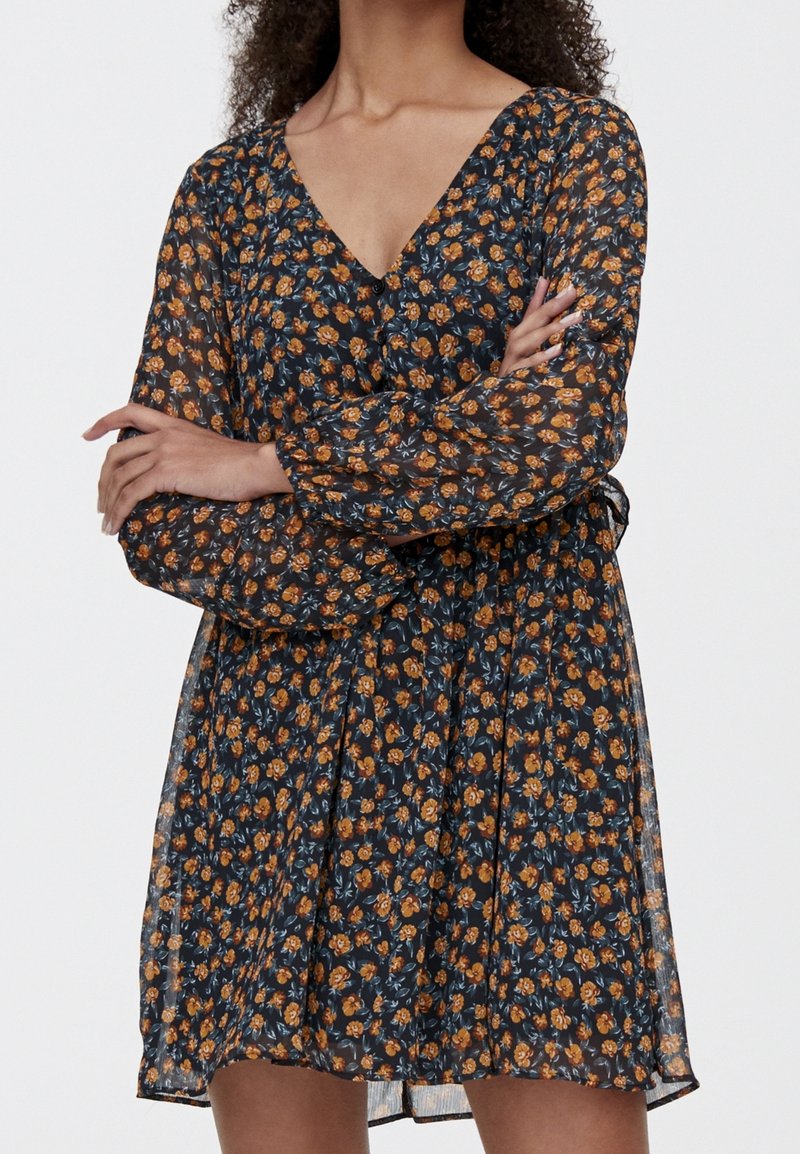 PULL&BEAR Freizeitkleid - yellow
