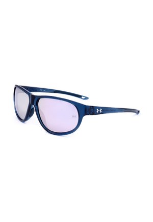 Occhiali da sole Under Armour blu con lenti rettangolari colorate e logo sulla stanghetta, mostrati su sfondo bianco.