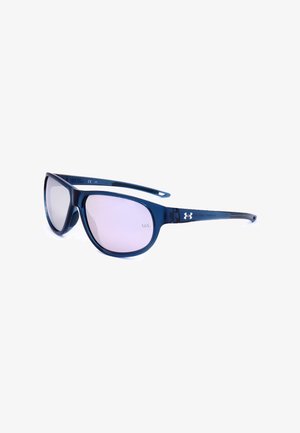 Occhiali da sole Under Armour blu con lenti rettangolari colorate e logo sulla stanghetta, mostrati su sfondo bianco.