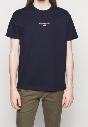 Navyblaue Baumwoll-T-Shirts mit Rundhalsausschnitt und kurzen Ärmeln, mit einem Polo Sport-Logo und einem Grafik der amerikanischen Flagge auf der Brust.