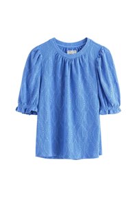 Blå texturerad blus med hålmönster i diamantform, puffiga trekvartsärmar och rynkad halsringning.