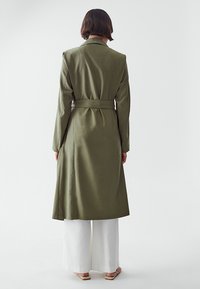 THE FATED ALIAH  - Trenčkot - olive green