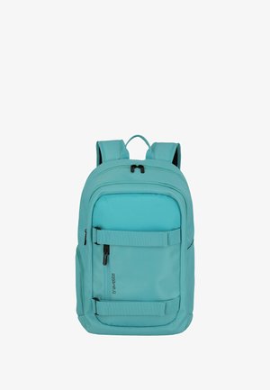 Mochila turquesa con correas de hombro acolchadas, bolsillo frontal con cremallera, dos bolsillos laterales y un diseño elegante con un acabado texturizado.