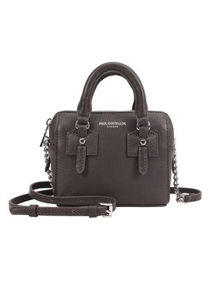 Petit sac à main en cuir marron foncé avec deux poignées supérieures, bandoulière amovible, ferrures argentées et logo "Paul Costelloe London" à l'avant.