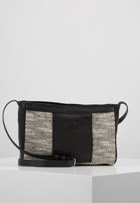 Borsa a tracolla rettangolare nera e beige in tessuto intrecciato con tasca frontale con chiusura a scatto e tracolla regolabile in pelle su superficie bianca.