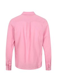 Vue arrière d’une chemise rose clair à manches longues avec col, pli central dans le dos et poignets boutonnés sur fond blanc.