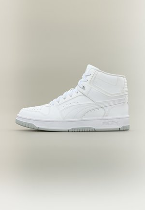 Basket blanche montante avec lacets, bout perforé, soutien de la cheville rembourré et semelle en caoutchouc, avec le logo Puma sur le côté et le talon.
