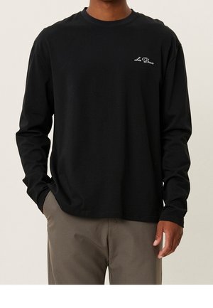 Černé bavlněné tričko s dlouhými rukávy, klasickým kulatým výstřihem a jemně vyšívaným logem na levé straně hrudi. Hladká textura a volný střih.