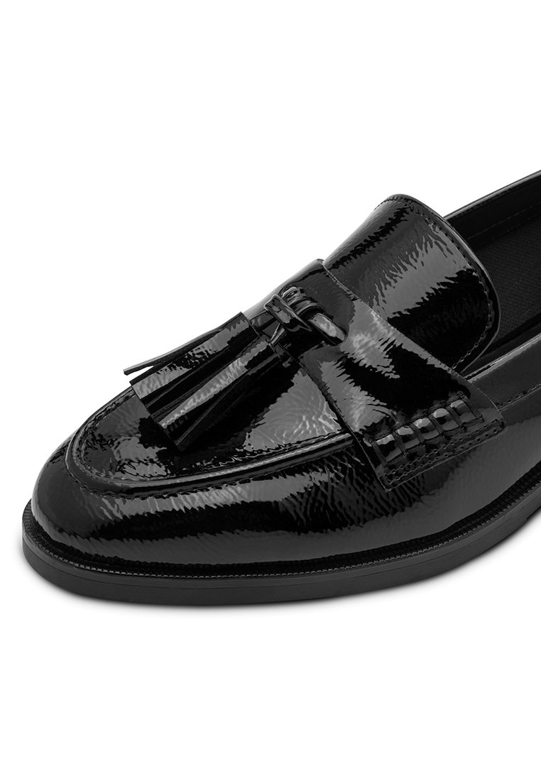 Czarne lakierowane mokasyny o gładkiej fakturze, z akcentem frędzli i podniesionym szwem na cholewce. Płaska podeszwa.