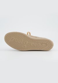 Suola di scarpa color tan con superficie testurizzata, caratterizzata da manopole circolari e 
