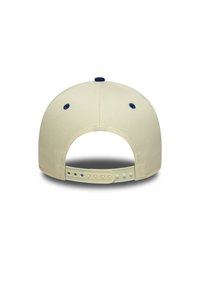 Helle beige Kappe mit einem gebogenen Schirm, verstellbarem beigen Riemen auf der Rückseite und marineblauen Akzenten am Knopf und den Belüftungsöffnungen.