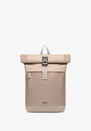 Beiger Rucksack mit Rollverschluss aus strapazierfähigem Material, mit schwarzem Schnallenverschluss, Frontreißverschlusstasche und Logo am unteren Rand.