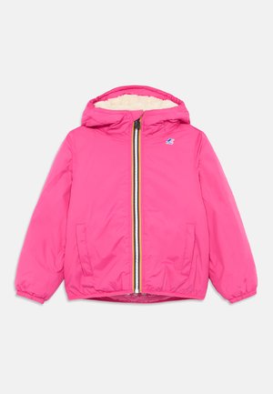 Veste à capuche rose avec fermeture éclair à l'avant, poignets élastiques et doublure intérieure douce. Comprend des poches latérales et un logo de marque.