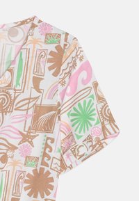 Īsām piedurknēm tops vieglā audumā, ar daudzkrāsainu rakstu, kurā apvienoti abstrakti formas un ziedu motīvi rozā, zaļā un brūnā krāsā.