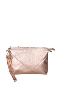 Borsa a pochette metallica color oro rosa realizzata in pelle texturizzata, con chiusura a zip e tracolla rimovibile, caratterizzata da un design angolare.