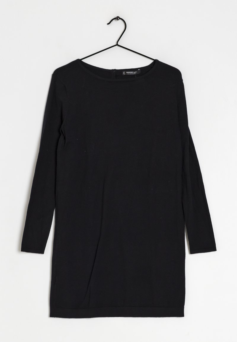 Robe noire à manches longues en tissu doux, avec un col rond, une coupe droite et des poignets ourlés. Accrochée à un crochet noir.