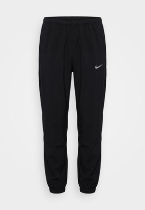 Μαύρο αθλητικό παντελόνι Nike με ελαστική μέση και μανσέτες, με μικρό αντανακλαστικό λογότυπο Nike στο πάνω αριστερό μηρό.