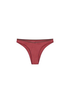 Damska bielizna typu bikini z niskim stanem w stonowanej czerwieni z cienkim ciemniejszym wykończeniem wzdłuż pasa, przedstawiona na białym tle.