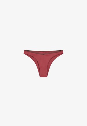 Damska bielizna typu bikini z niskim stanem w stonowanej czerwieni z cienkim ciemniejszym wykończeniem wzdłuż pasa, przedstawiona na białym tle.