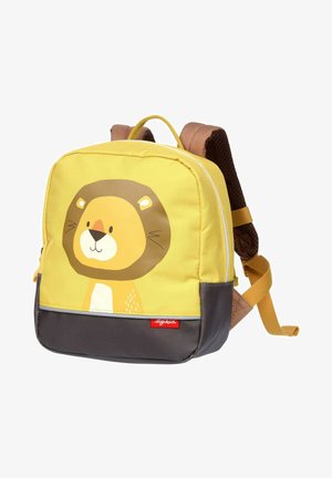 Gelber Rucksack mit Löwengesicht-Design, grauem Boden, gepolsterten braunen Schultergurten und einem oberen Tragegriff. Reißverschlusstasche.