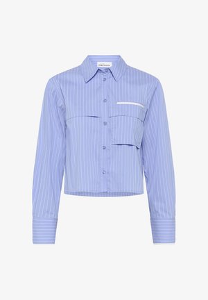 Chemise courte à rayures bleues avec des manches longues, fermeture à boutons à l'avant et une poche poitrine unique avec un détail de bord blanc.
