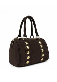 Sac à main marron foncé avec double anses, clous ronds dorés et fermeture à glissière sur le dessus, présenté sur fond blanc.