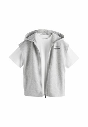 Hvid T-shirt med korte ærmer lagdelt med en ærmeløs, lysegrå lynlåshættejakke med hætte og lille sort tekst på brystet.