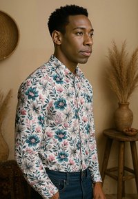 Bloemige shirt met lange mouwen, met een witte basis en kleurrijke blauw en roze bloemenpatronen, met een button-down kraag en een slim fit ontwerp.
