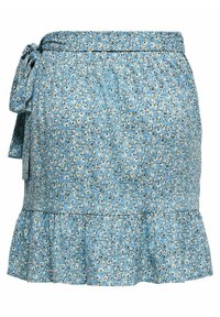 Falda cruzada azul con volante en el dobladillo, hecha de tela ligera. El patrón presenta pequeñas flores blancas y negras sobre un fondo azul.