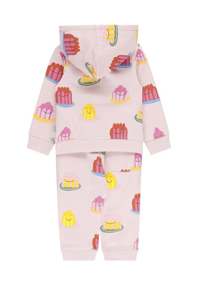 Set di due pezzi rosa composto da una felpa con cappuccio e pantaloni, decorato con motivi di gelatina colorati e faccine felici. Materiale in cotone morbido.