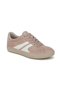 Sneaker in suede rosa chiaro con strisce bianche sui lati e dettaglio testurizzato sul tallone. Caratterizzato da una punta rotonda e chiusura con lacci frontalmente. Suola piatta in gomma.